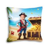 Poduszka ze zdjęciem skarb piratów – dziecko jako pirat przy skrzyni pełnej złota na plaży