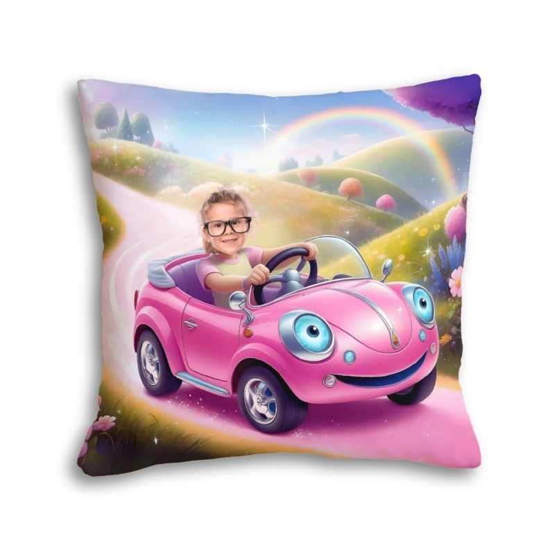 Poduszka ze zdjęciem różowe auto – dziecko w bajkowym różowym samochodziku na tle kolorowego krajobrazu z tęczą