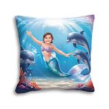 Poduszka ze zdjęciem syrenka i delfiny – dziecko jako bajkowa syrenka pływająca w oceanie z delfinami