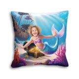 Poduszka ze zdjęciem syrenka i skarb – dziecko jako syrenka przy skrzyni złota i wraku statku