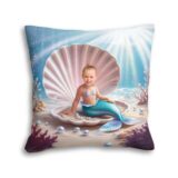 Poduszka ze zdjęciem syrenka na muszli – dziecko jako syrenka siedzące w dużej perłowej muszli