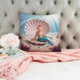 Poduszka ze zdjęciem syrenka na muszli – dziecko jako syrenka siedzące w dużej perłowej muszli - poduszka na łóżku