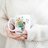 Kubek z dziewczynką i bukietem dla mamy z napisem Kocham Cię Mamo i zdjęciem dziecka