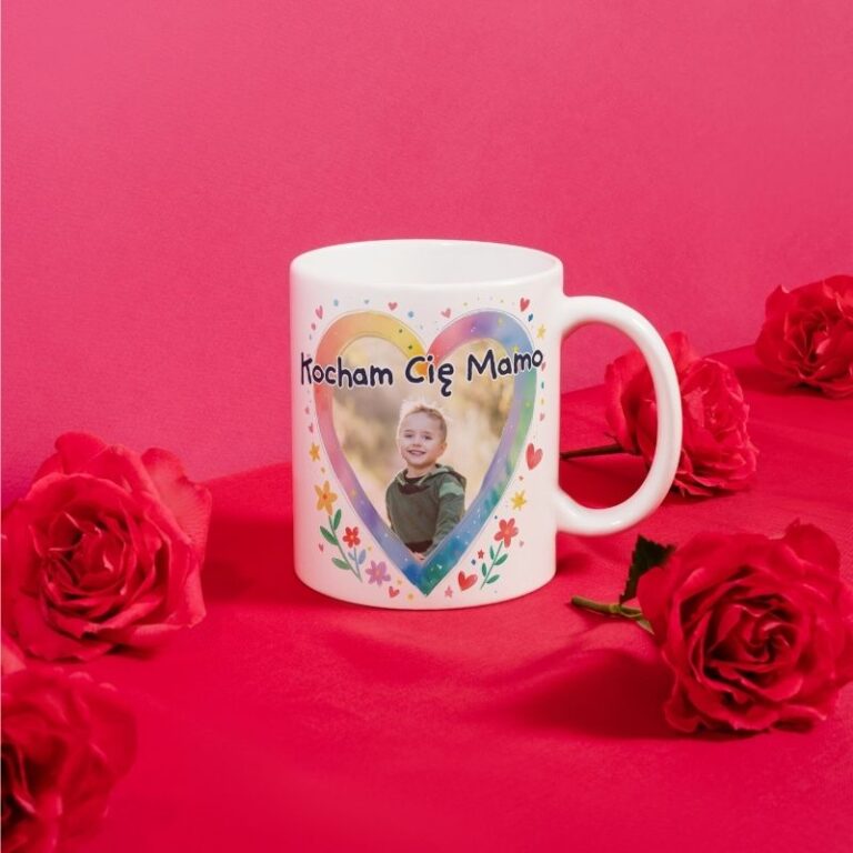 Kubek dla mamy z napisem Kocham Cię Mamo i bukietem kwiatów. Kubek ze zdjęciem