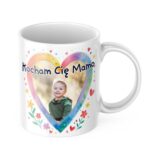 Kubek dla mamy z napisem Kocham Cię Mamo i bukietem kwiatów. Kubek ze zdjęciem