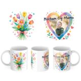 Kubek dla mamy z napisem Kocham Cię Mamo i bukietem kwiatów. Kubek ze zdjęciem