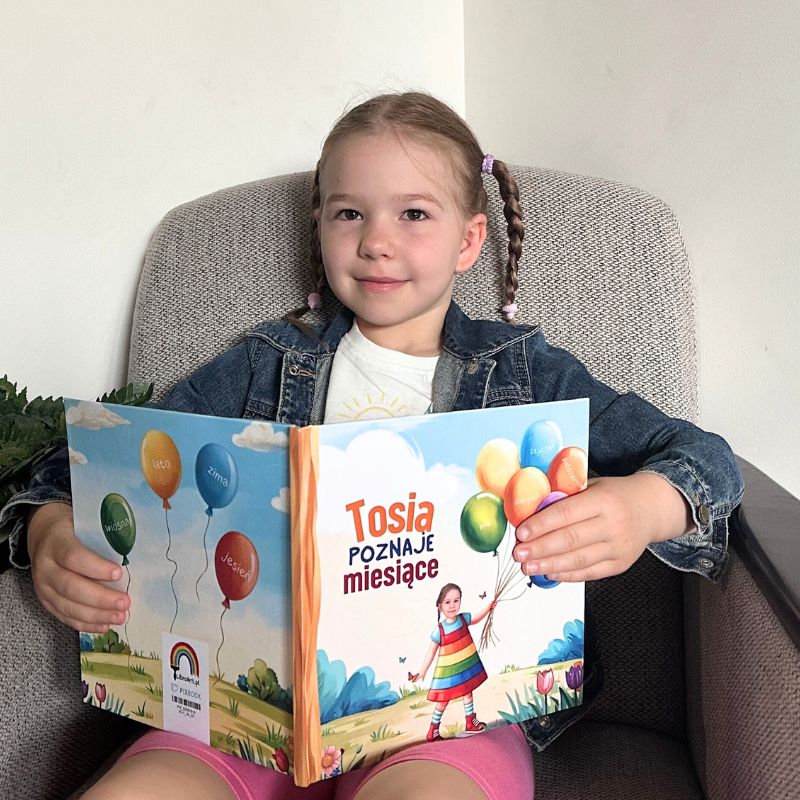 Personalizowana książka dla dziewczynki o miesiącach z kolorowymi ilustracjami i twarzą dziecka