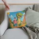 poduszka ze zdjęciem dziecka stojącego obok uśmiechniętego dinozaura w bajkowej prehistorycznej scenerii