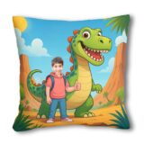 poduszka ze zdjęciem dinozaur - poduszka ze zdjęciem dziecka stojącego obok uśmiechniętego dinozaura w bajkowej prehistorycznej scenerii