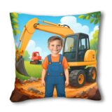 Personalizowana poduszka ze zdjęciem koparka - poduszka ze zdjęciem dziecka i żółtą koparką w bajkowej scenerii na placu budowy