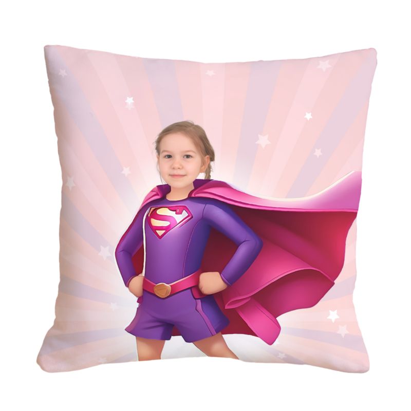 Poduszka superbohaterka z twarzą dziecka – personalizowana poduszka dla dziewczynki w stroju bohaterki z peleryną
