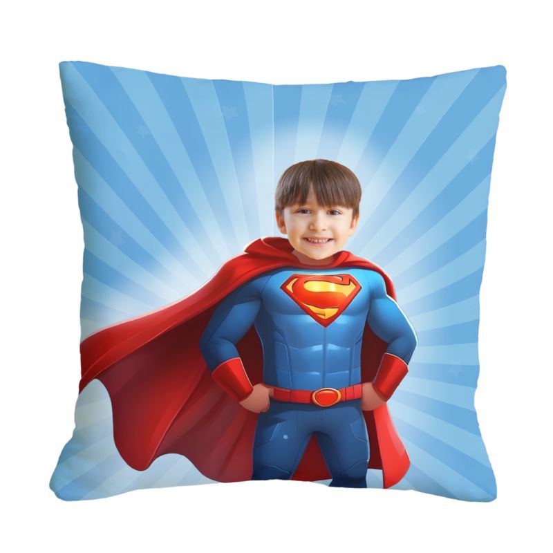 Poduszka superbohater z twarzą dziecka – personalizowana poduszka dla chłopca w stroju bohatera na tle promieni