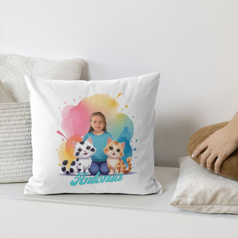 Poduszka ze zdjęciem kotki personalizowana z twarzą dziecka otoczoną uroczymi kolorowymi kotkami na białej poszewce