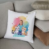 Poduszka ze zdjęciem kotki personalizowana z twarzą dziecka otoczoną uroczymi kolorowymi kotkami na białej poszewce