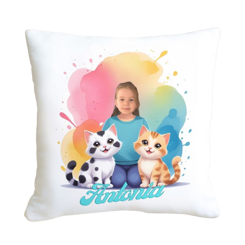 Poduszka ze zdjęciem kotki personalizowana z twarzą dziecka otoczoną uroczymi kolorowymi kotkami na białej poszewce