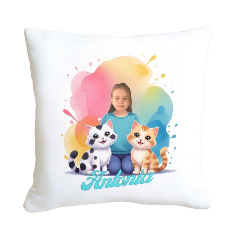 Poduszka ze zdjęciem kotki personalizowana z twarzą dziecka otoczoną uroczymi kolorowymi kotkami na białej poszewce