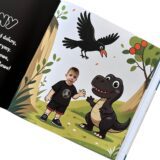 Personalizowana książka dla chłopca o kolorach z dinozaurem – dziecko bohaterem bajki
