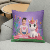 Personalizowana poduszka Jednorożec z imieniem, z grafiką z książki "W Krainie Jednorożców", zdjęciem dziecka i bajkowym motywem.
